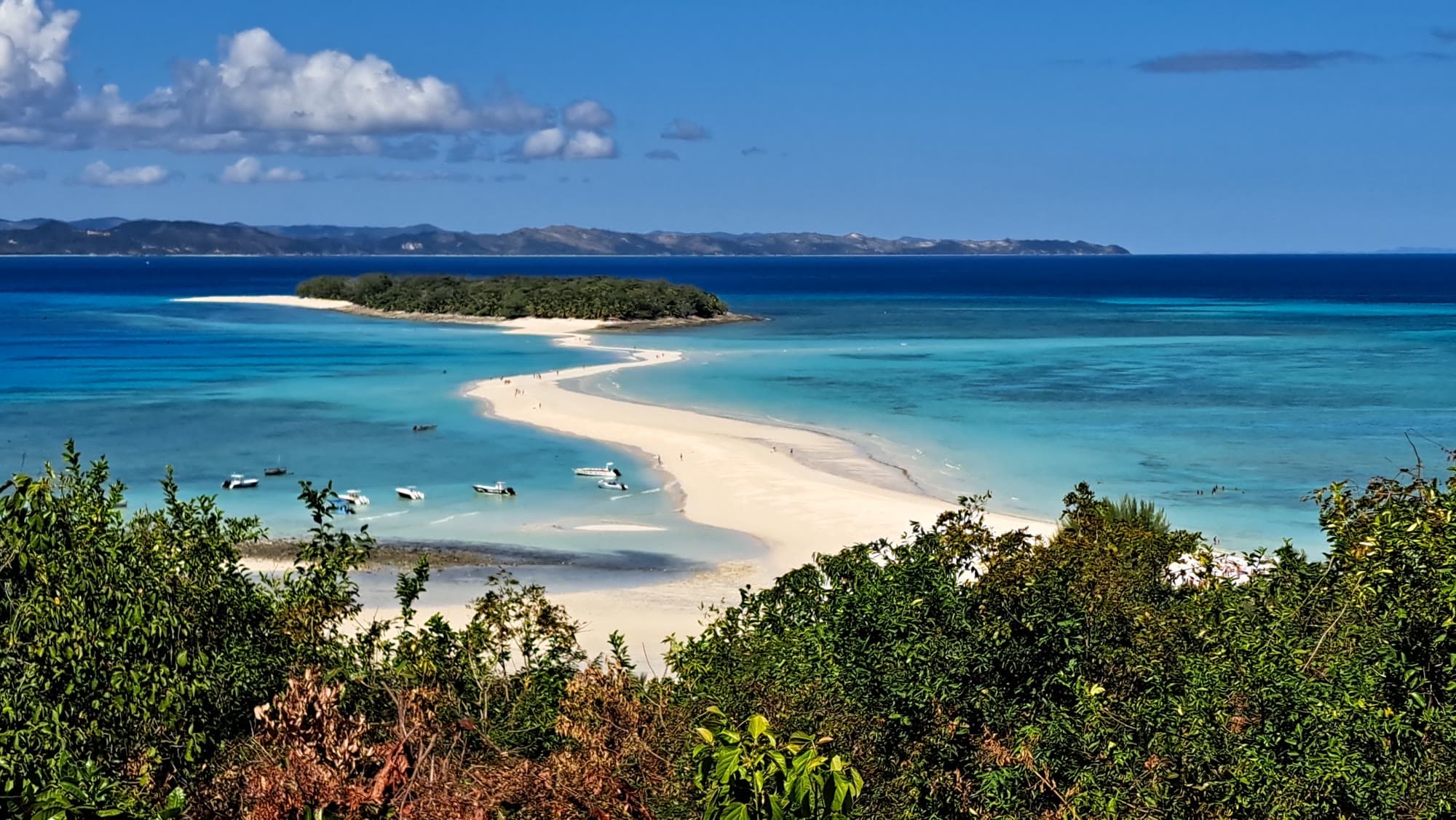 Vue aérienne · lagon turquoise et pirogue